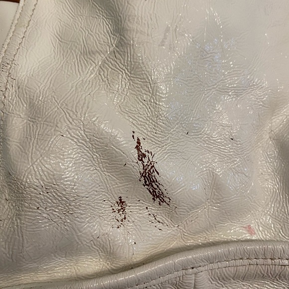 B. MAKOWSKI LARGE WHITE LEATHER AND SUEDE SHOULDER BAG WITH DUAL TOP HANDLES - Picture 9 of 12